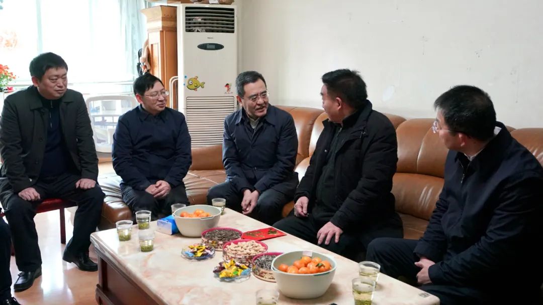 省国资委党委书记、主任冯文生等领导走访慰问省PT视讯集团老党员、老干部