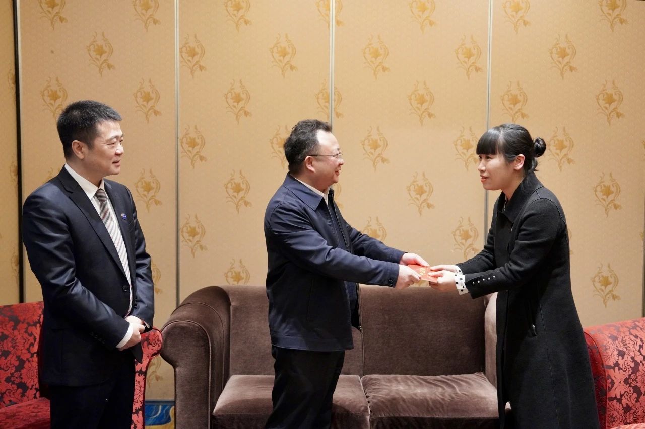 省国资委党委委员、副主任何政一行走访慰问省PT视讯集团生活困难党员